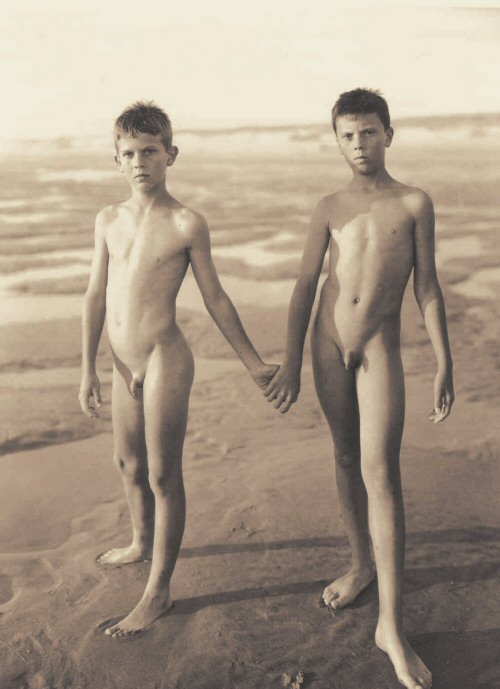 Am Meer, zwei Jungen © Jock Sturges
