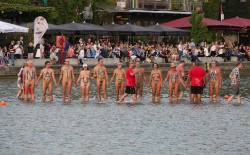 Nackt-Performance im Münsteraner Hafen