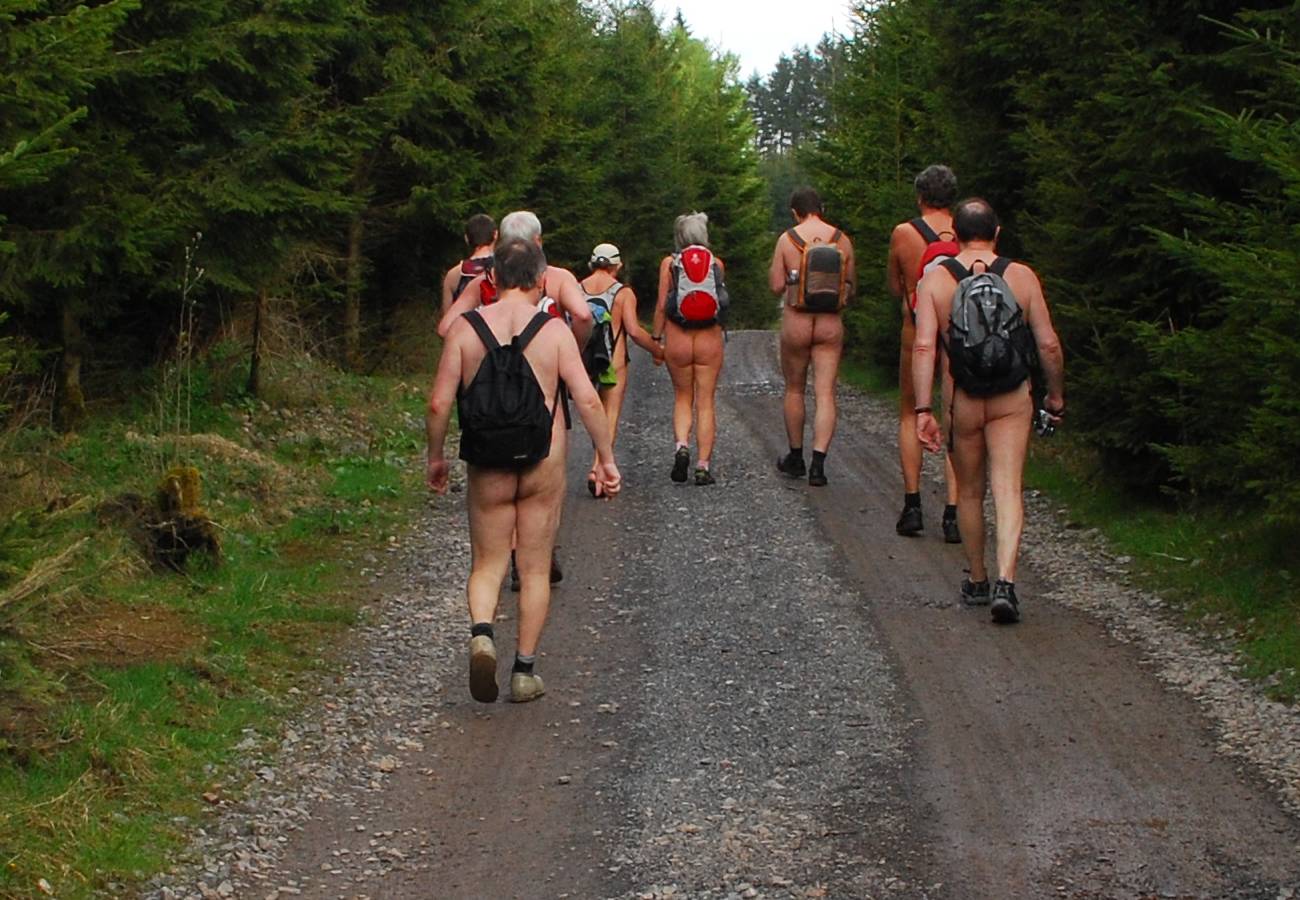 Bild 1: Die Nacktwandergruppe unterwegs im Sauerland