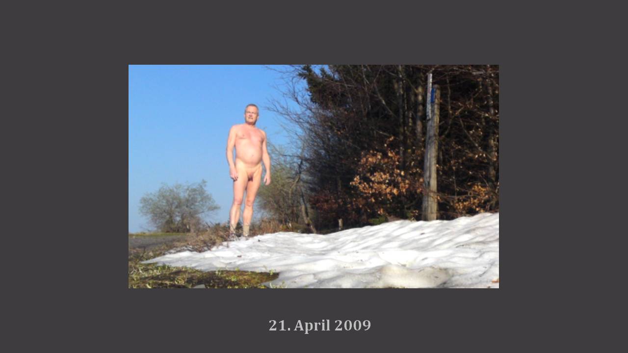 Bild 4: Ersterkundung der Hochrhön am 21. April 2009: Nacktspaziergang auf Schneeresten bei Sonne und 21° Luft