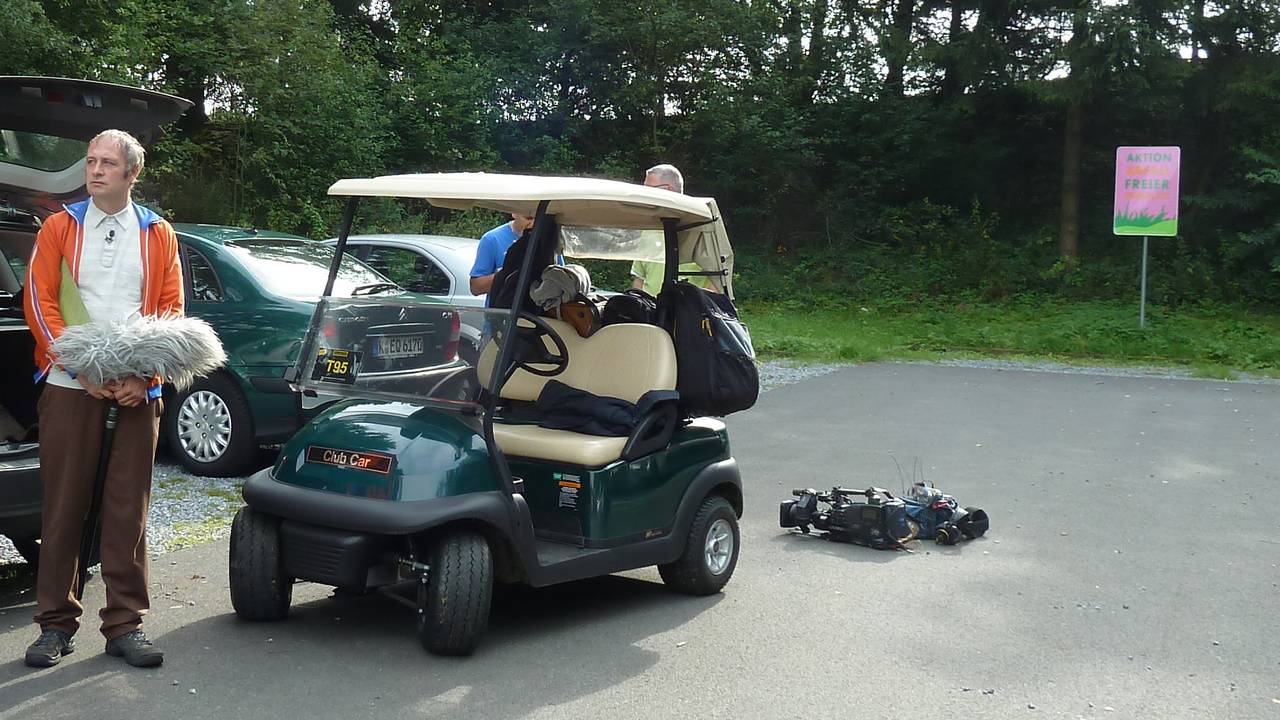 Bild 10: Alfons mit Golfwagen zum Transport von Kamera und Technik