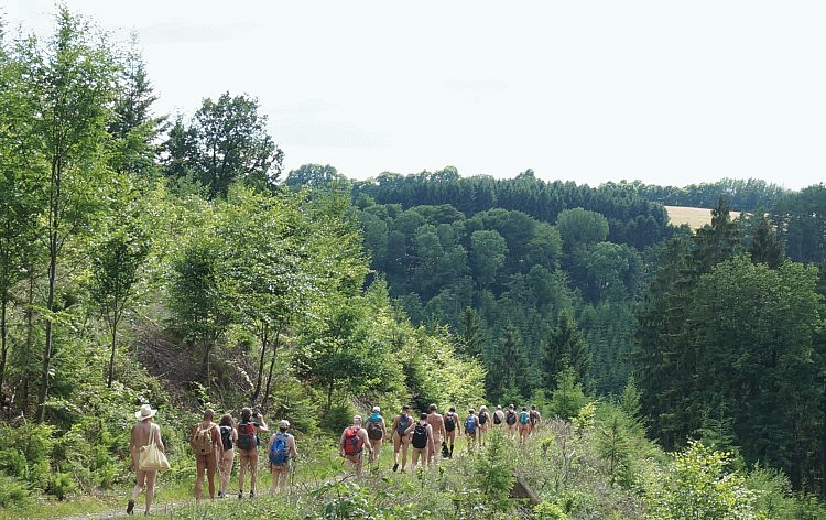 The group of 4 women and 16 men hiked 21 km in sunshine at a very pleasant temperature of 23°C to 26°C.