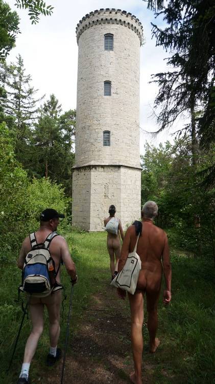 Der Barop-Turm wird von Nacktwanderern gewürdigt