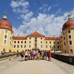 [de]Gruppenbild mit Schloss Moritzburg[en]Group picture with Moritzburg Castle