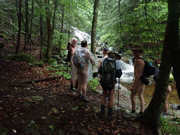 Naked Hiking Day in Vermont: Annäherung an ein Fließgewässer, das normalerweise kein Problem beim Überqueren darstellt.
