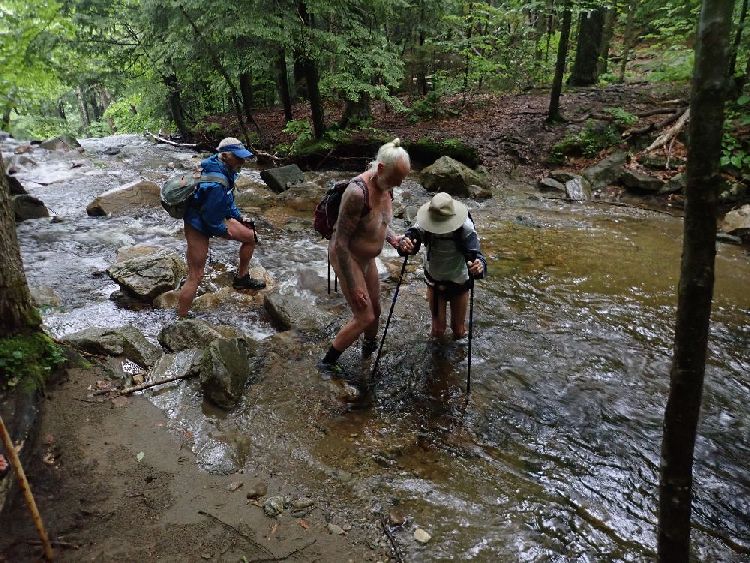 Naked Hiking Day in Vermont: Dan half Ed herüber.
