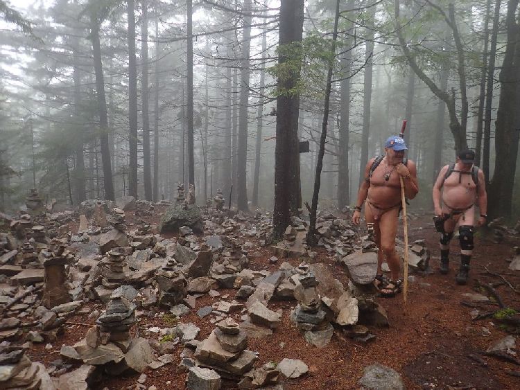 Naked Hiking Day in Vermont: Das ist das »Kobolddorf«, wo Leute lose Steine aufgeschichtet haben.
