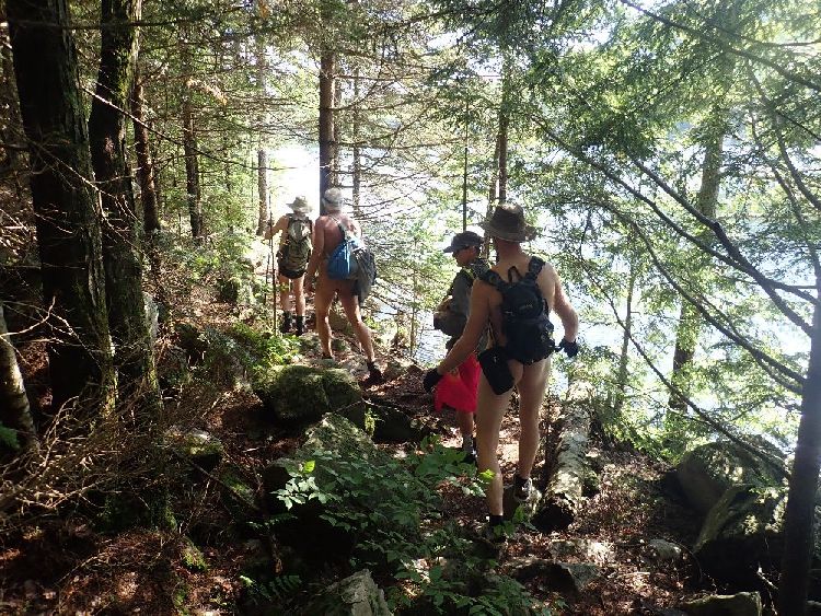 Naked Hiking Day in Vermont: Wanderung am See entlang.