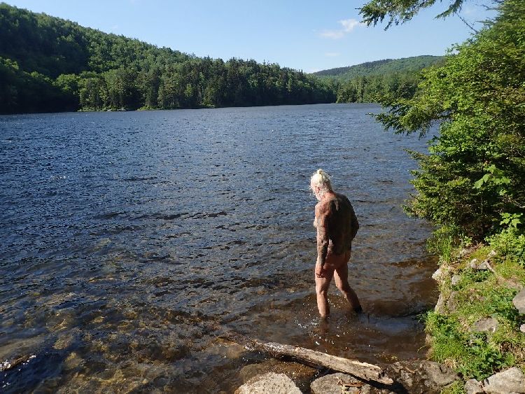 Naked Hiking Day in Vermont: Wie immer war Dan K zuerst im Wasser. Und ich war der einzige außer ihm, der auch geschwommen ist.