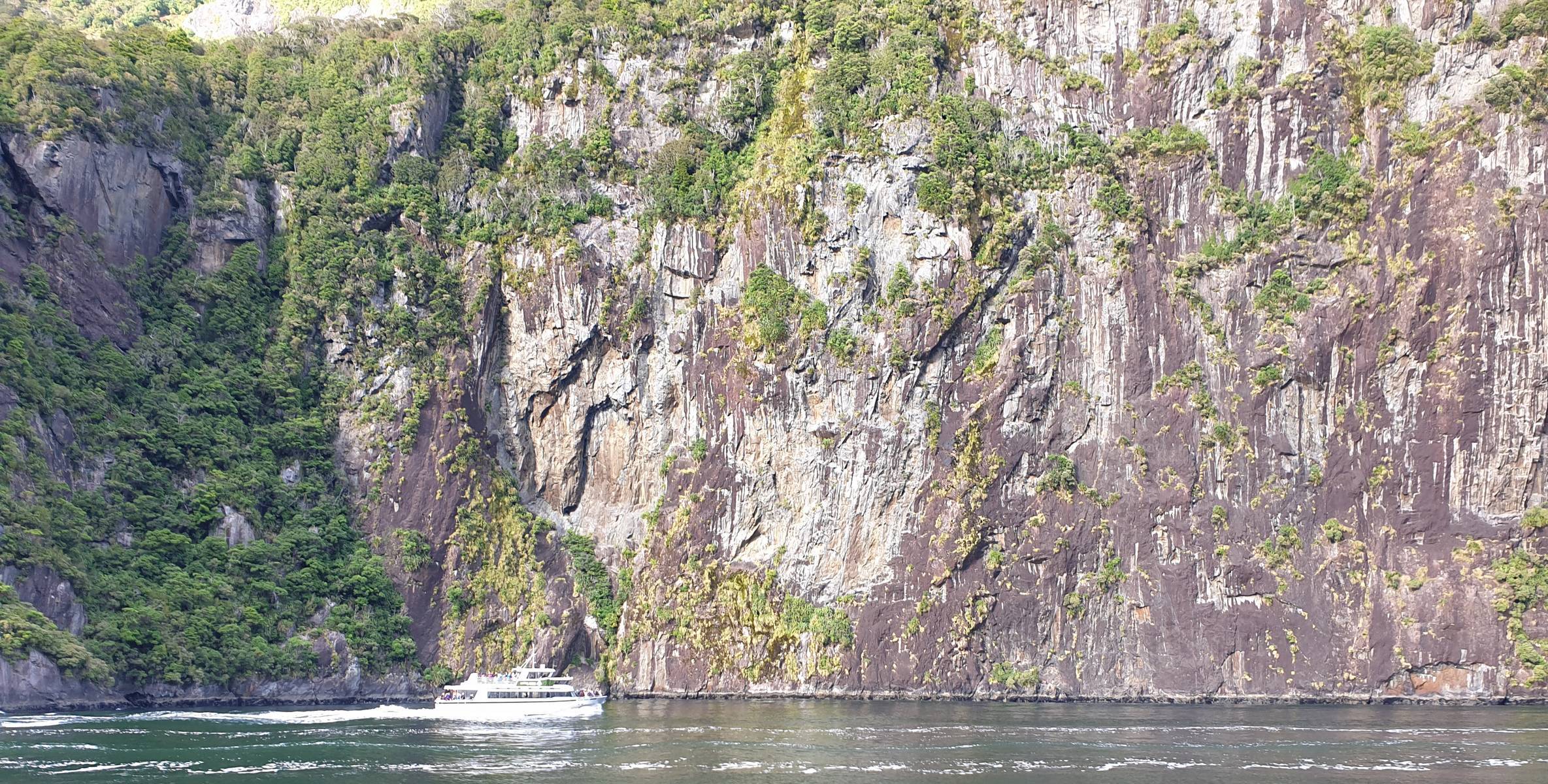 <b>Teil 2: Milford Sound</b> Der Milford Sound / Piopiotahi ist ein an der Westküste der Südinsel gelegener Fjord mit gewaltigen Gipfeln, <!-- START: ConditionalContent -->kaskadenartigen <!-- END: ConditionalContent -->Wasserfällen und <!-- START: ConditionalContent -->atemberaubenden <!-- END: ConditionalContent -->Aussichten.