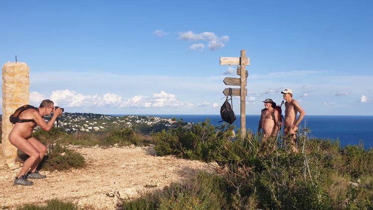 Several times we enjoyed magnificent views of the sea.[de]Mehrfach genossen wir prächtige Aussichten aufs Meer.[fr]Plusieurs fois, nous avons profité d'une vue magnifique sur la mer.[nl]Met volle teugen genieten van het prachtige uitzicht op de zee