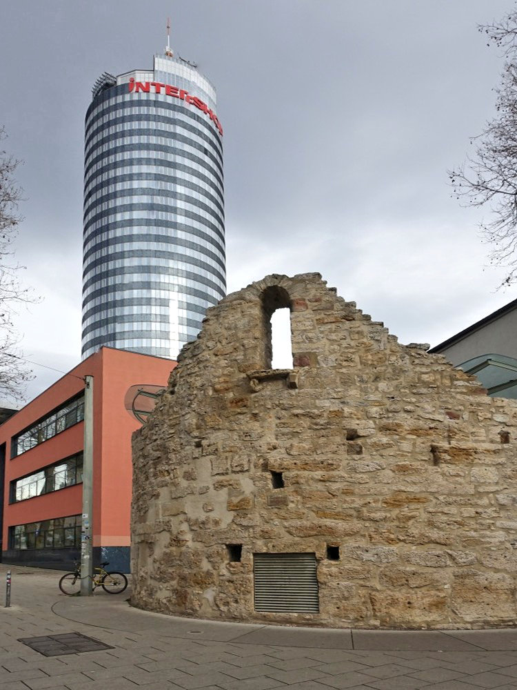 Jenas Wahrzeichen: Anatomieturm (Ruine) und JenTower