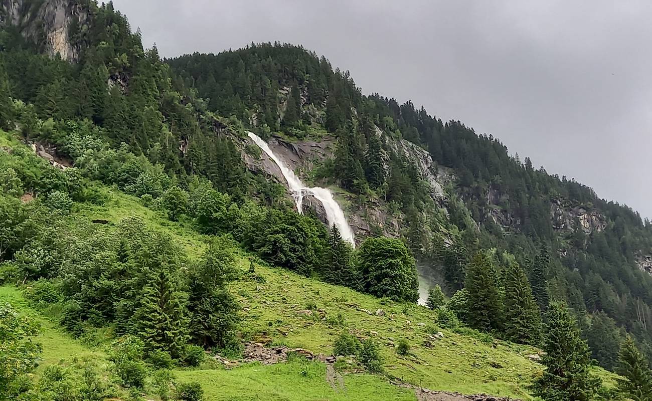 Die Regenwanderung am Sonntag bot den Anblick prächtiger Wasserfälle