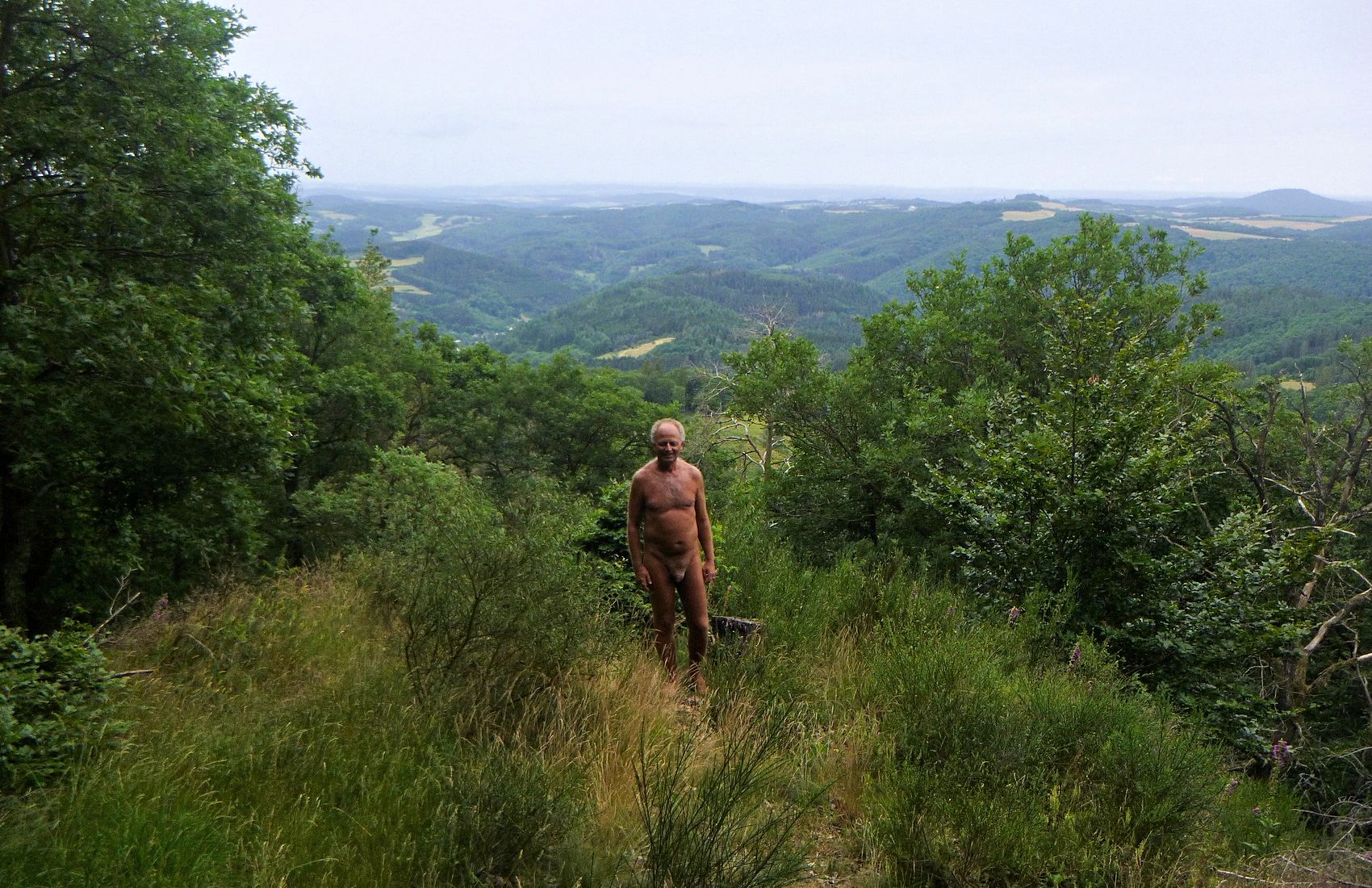 Giorgaki vor der sanften Landschaft des Eifel-Berglands