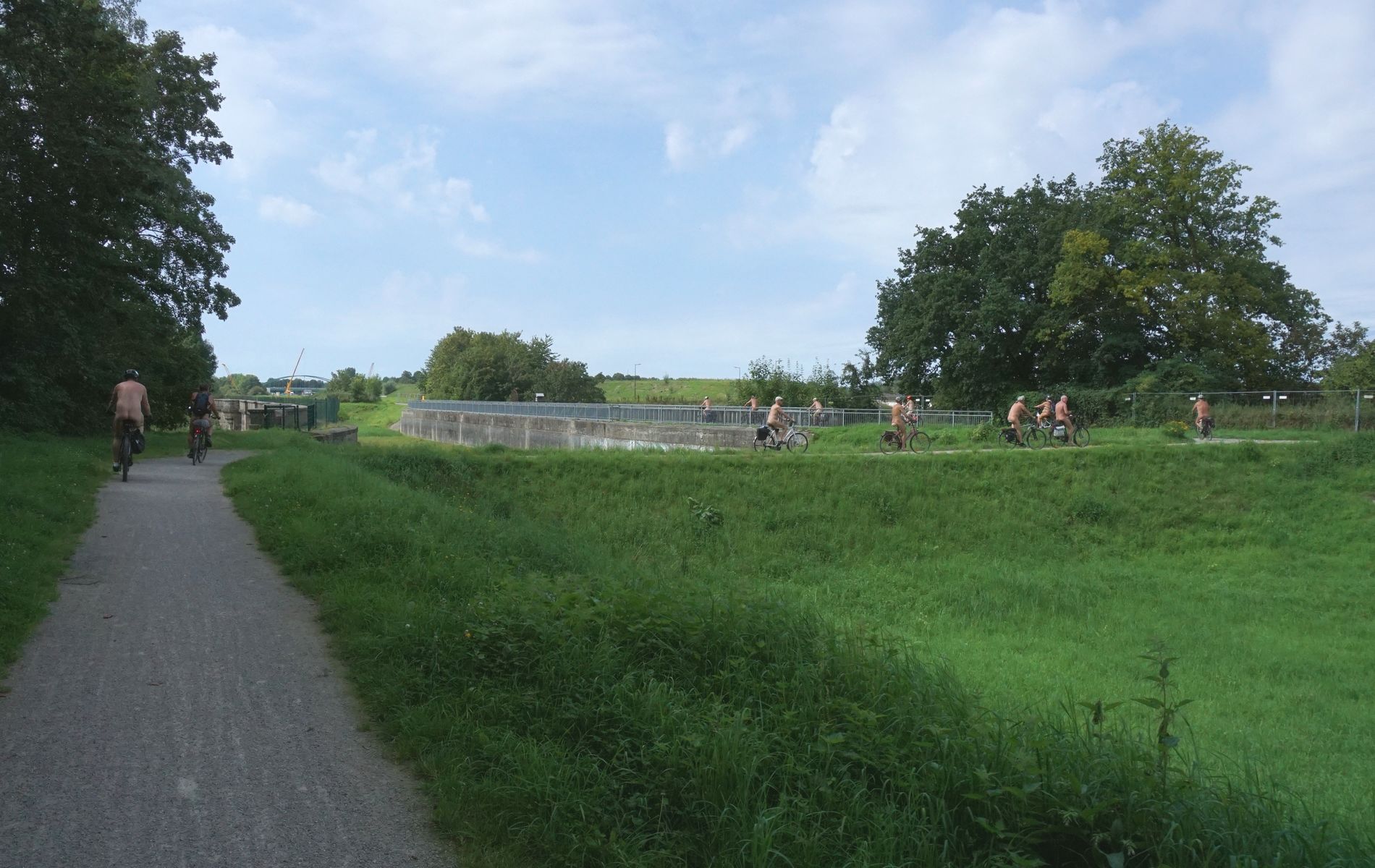 Das Uralt-Kanalbett („Erste Fahrt“ Eröffnung 1899 ) dient derzeit als Umleitung für den Ems-Radweg. Im Zuge des Kanalverlaufs werden auf Brücken die Flüsse Lippe, Stever und Ems sowie drei Straßen überquert. (Mo 1/8)