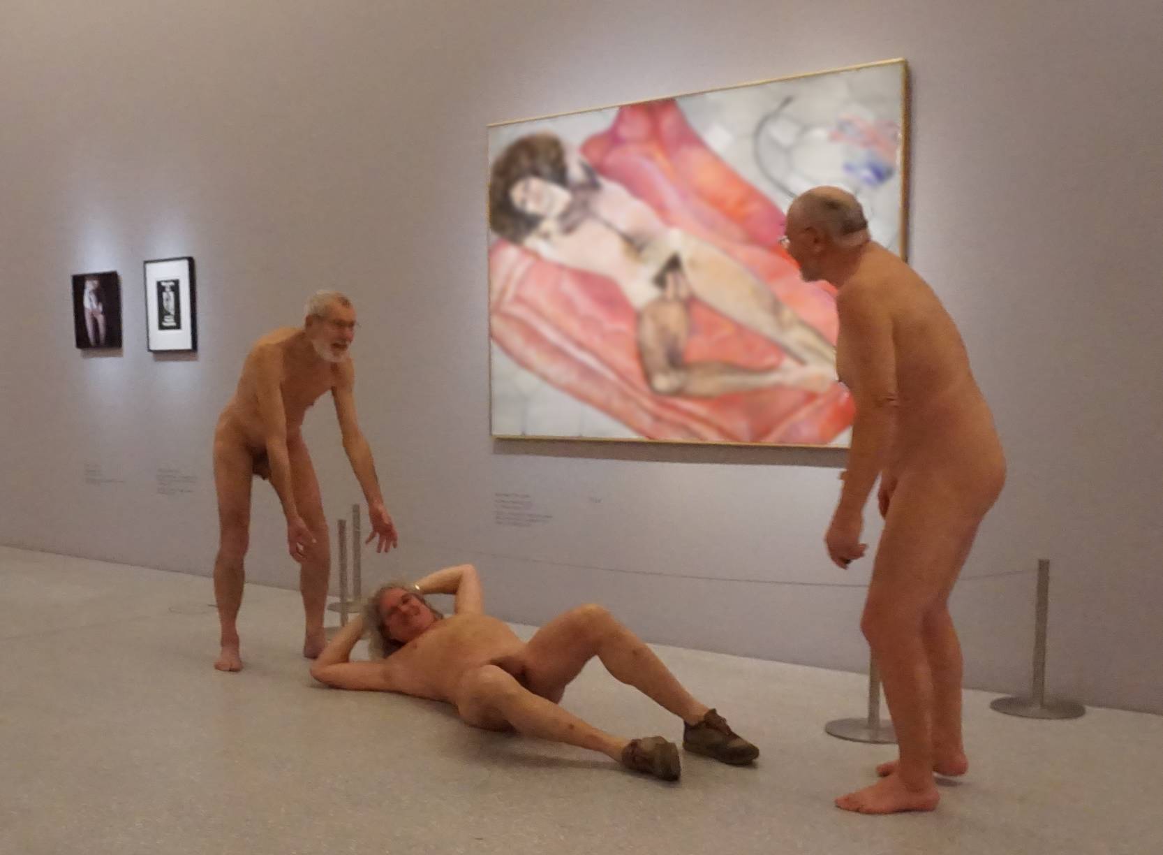 Nackte Männer sind vergleichsweise selten in der Kunst - ein Anlass, die provokante Position des „Paul Rosano, liegend“ (von Sylvia Sleigh, 1974) einmal auf dem Museums-Fußboden nachzustellen 6(6)