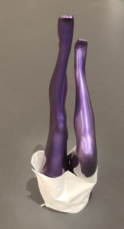 3(9): Aus weißen Hotpants ragen in schickes Violett eingefärbte Beine in die Höhe.