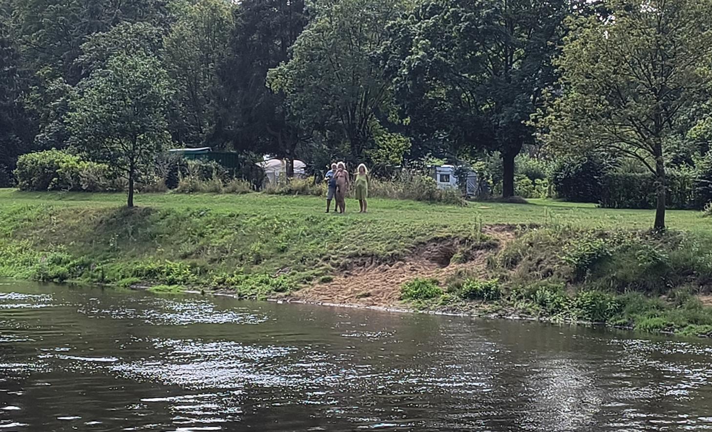 5(9) Fast hätte er die beiden zum Nacktbaden überredet. Foto © 2024 Jörg