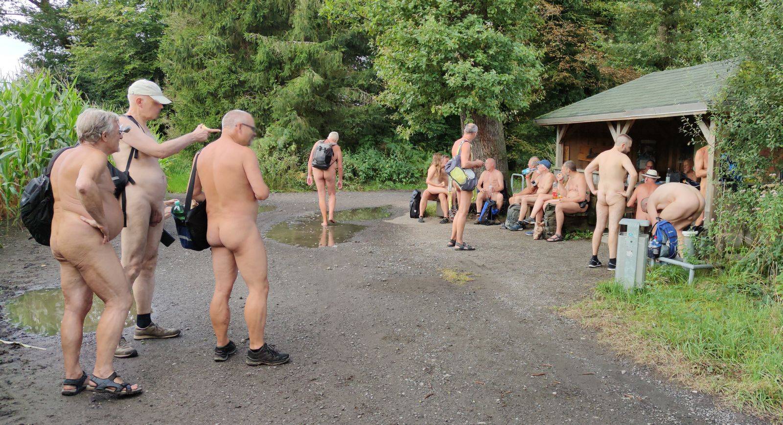 2(6) Pause an einer Rasthütte, deren Platz für die große Wandergruppe nicht ganz reichte