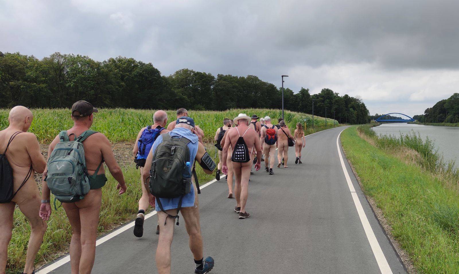 3(6) Gute Idee: Wenn der Rucksack auf dem Rücken kratzt und man vergessen hat, das Schmirgelpapier mitzunehmen, legt man einfach ein Handtuch dazwischen