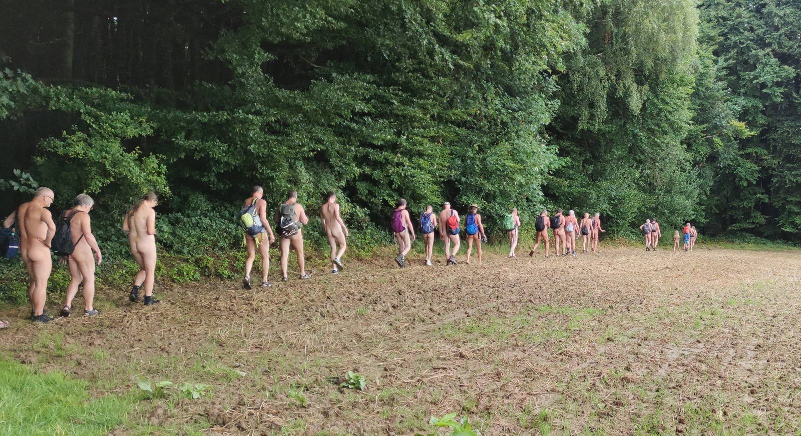 4(11) Der lehmige Boden war durch den Regen recht glitschig