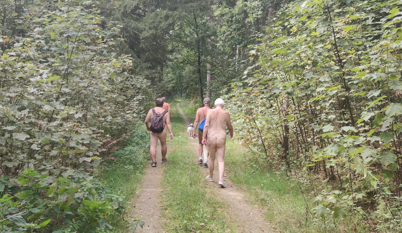 1(4) Wanderer auf dem Naturistenweg