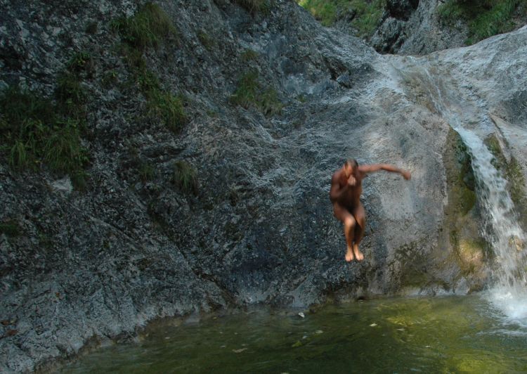 isar-nacktsport.de: Jump into a natural pool – Photo: Horst