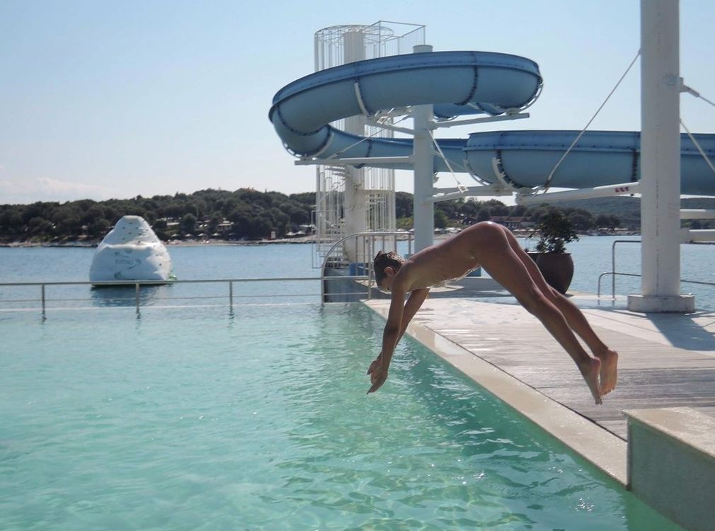 Badespaß: Ein ganz konventioneller Köpper im FKK-Park auf Korfu.