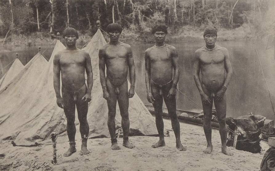 Mehinaku-Männer. Die Sitte, den Penis unter der Gürtelschnur festzubinden, wird bei den Stämmen im Xingu-Gebiet nur zeitweilig praktiziert.