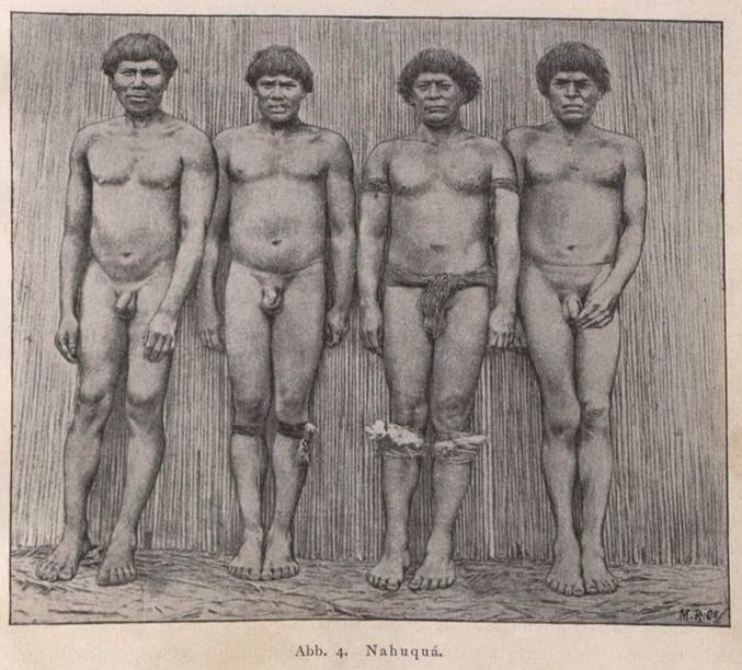 Nahuquá Männer tragen eine schmucke Vielfalt an Hüftschnüren und auch schmückende Beinkränze unterhalb des Knies.
