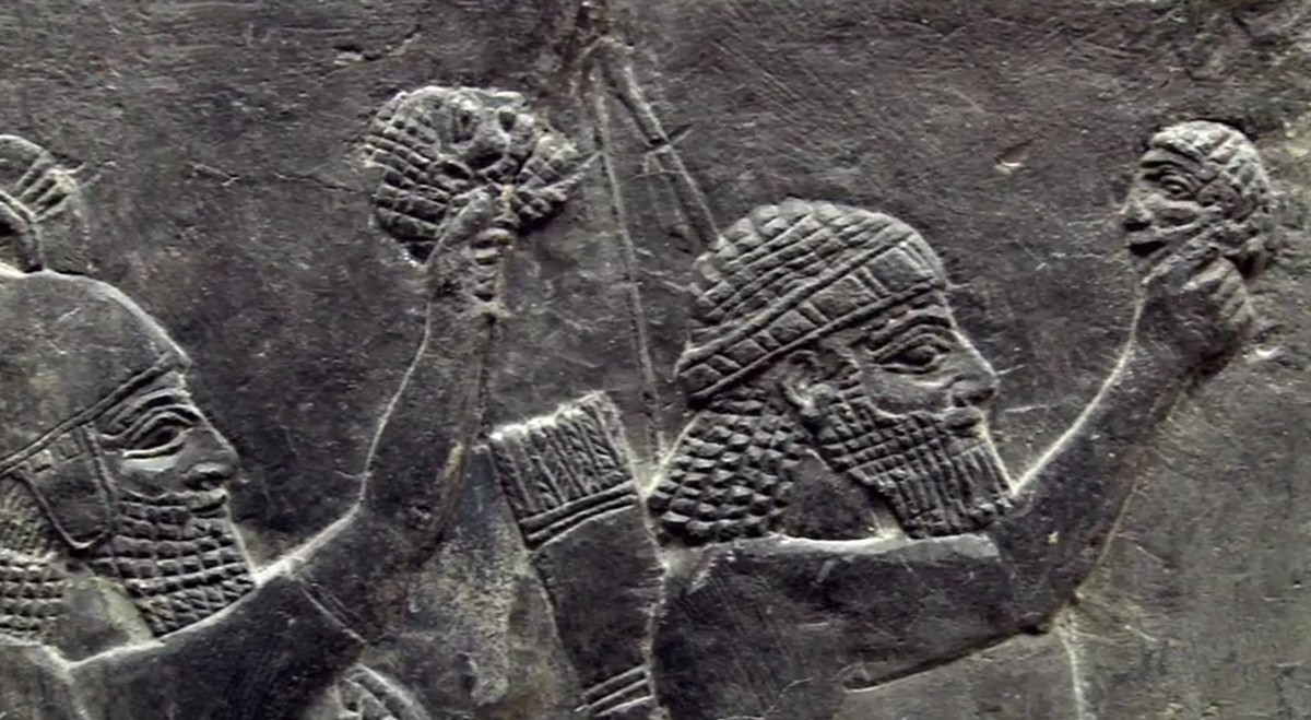 Auch sonst herrschten raue Sitten, so wurden die abgeschlagenen Köpfe getöteter Gegner als Trophäen in die Höhe gehalten. Stele aus Uruk (Ausschnitt).