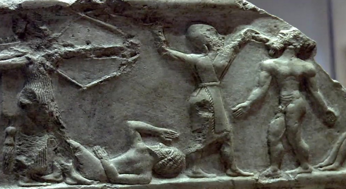 Ein Krieger packt seinen Feind am Bart, damit er gezielter auf ihn einschlagen kann. Stele aus Uruk (Ausschnitt).