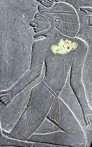Altes Reich, 1. Dynastie, Detail 1 der Narmer-Plakette: Mann mit Hüftschnur und Penis-Futteral