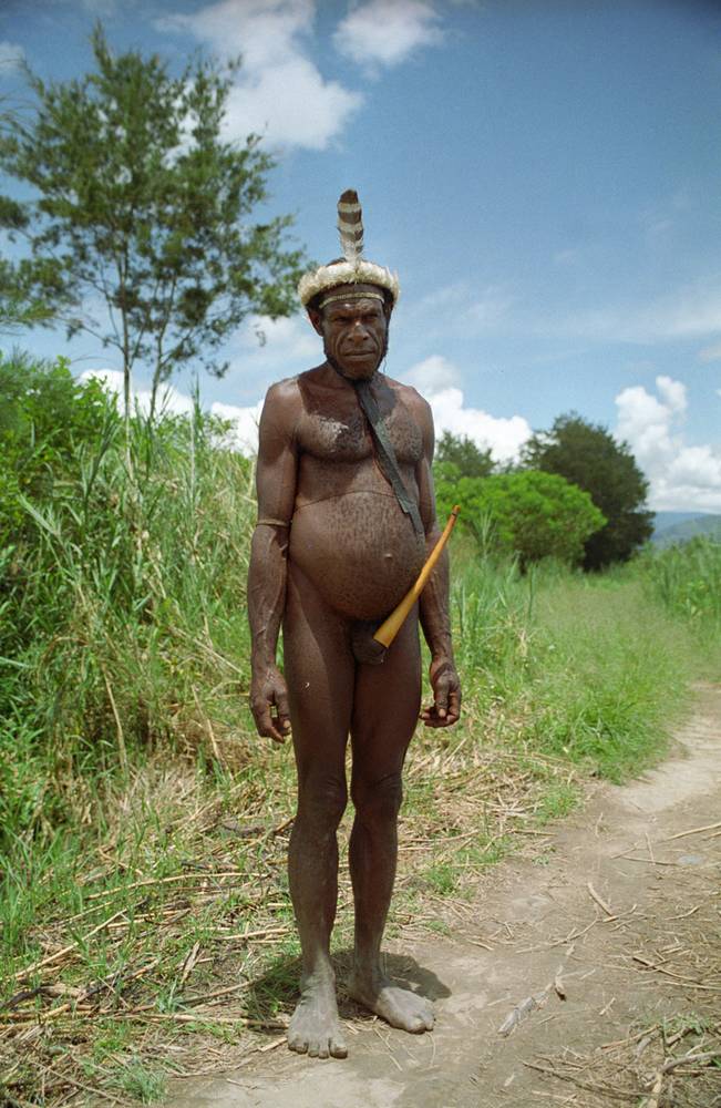 Ein Dani-Mann aus dem Baliem-Tal mit Koteka (Neu-Guinea). Photo: Frank J. Schmidt, durch wikimedia commons