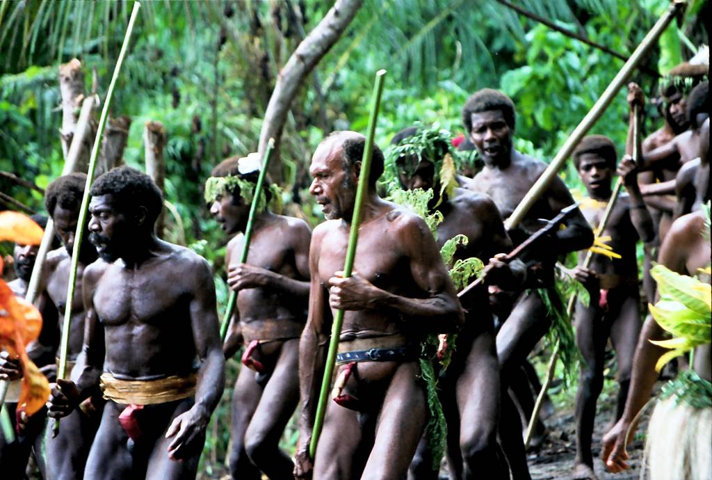 Namba-Träger auf der Pfingst-Insel (Vanuatu). Photo: Paul Stein, durch wikimedia commons