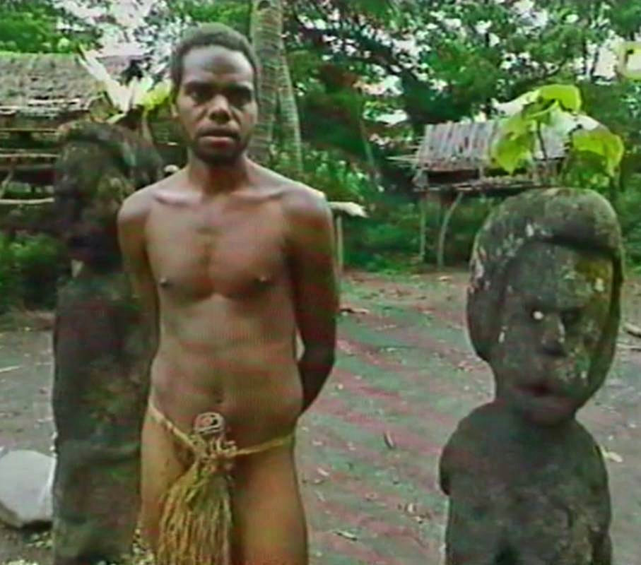 Junger Mann im Dorf mit »Namba«. Bei Männern wächst sie nicht mit. Quelle: Usenet