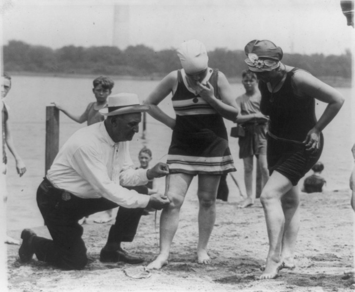 Frivole Bademode im Bad bei Washington um 1920 - Mit einem Maßband wurde kontrolliert, ob die Damen zu viel Bein zeigten