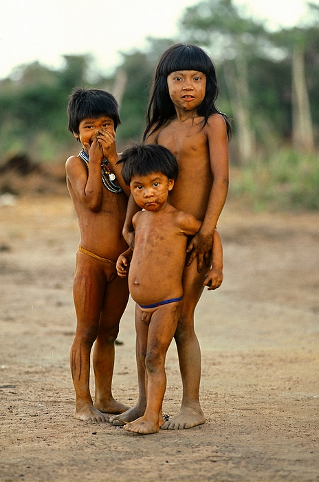 Yawalapiti Kinder in ihrem Dorf. Quelle: Usenet
