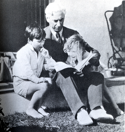 Bertrand Russell mit John und Kate
