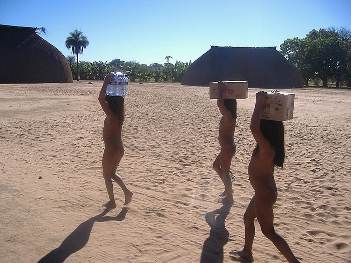 Yawalapiti Kinder tragen Wasser in Einweg Plastikflaschen in ihr Dorf. Quelle: Usenet