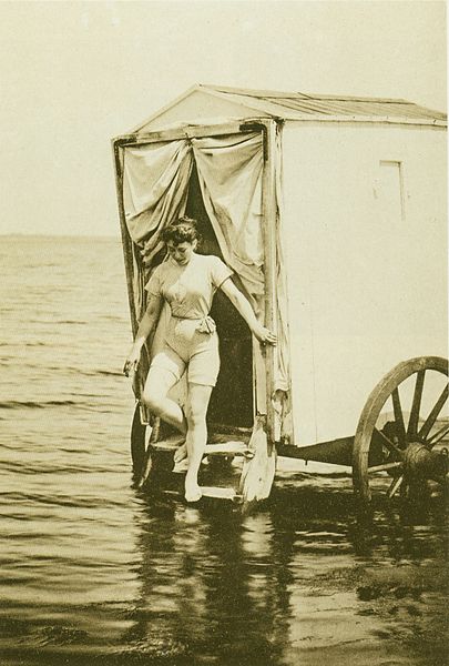 Eine Dame steigt aus einem Badewagen (1893) - Sie dienten in mondänen Badeorten als sichtgeschützter Umkleideort