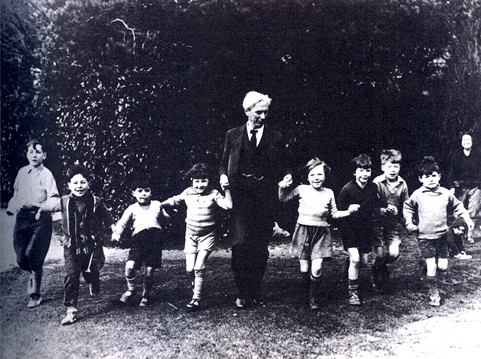 Betrand Russel mit Schulkindern in der Beacon Hill School. Public Domain