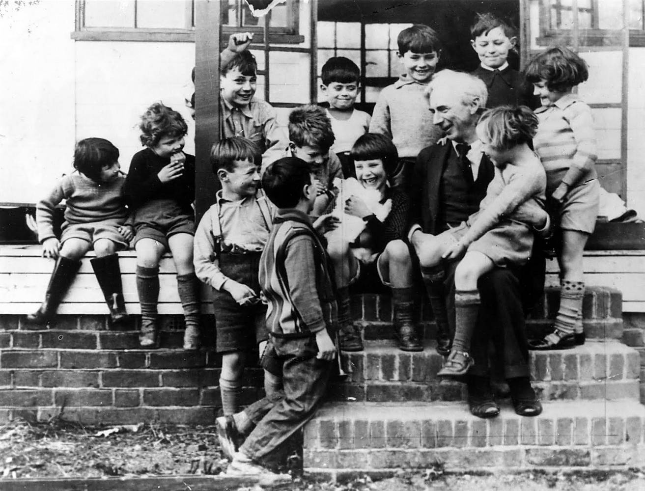 Betrand Russel mit Schulkindern in der Beacon Hill School. Public Domain