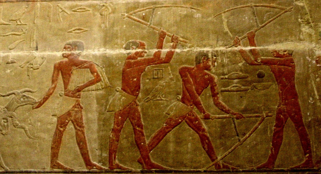 Altes Reich, 5. Dynastie, ca. 2400 v.C., Grab des Ti, Detail. Drei Männer tragen die knappe Schurz-Variante mit offener Front, einer ist ganz nackt