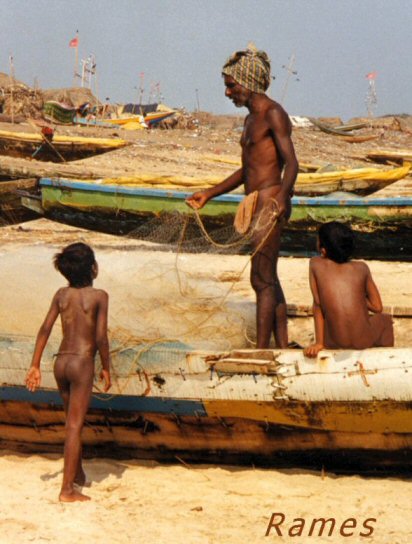 Indischer Fischer mit Lendenschnur und Schurz. Einer seiner Söhne trägt auch eine Lendenschnur, der zweite kommt ohne alles aus (Foto um 1990). © Rames D.