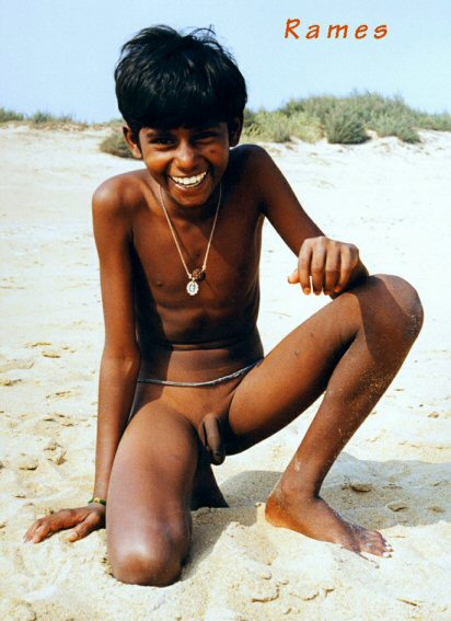 Indischer Junge mit Lendenschnur. Am Halsband trägt er zusätzlich ein Medaillon-ähnliches Schmuckstück. (Foto um 1990) © Rames D.