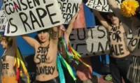 FEMEN Aktivistinnen beim Protest gegen Sex-Sklaverei
        <br> 