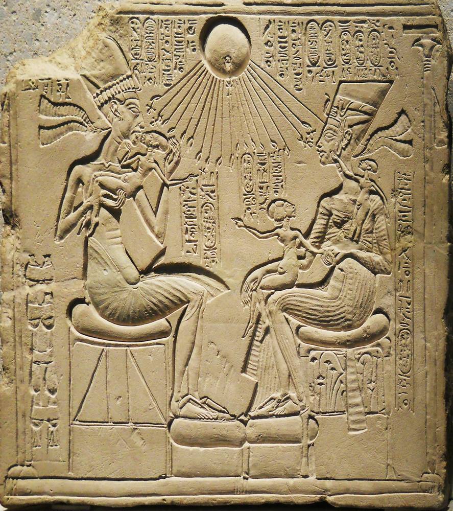 Der ägyptische Sonnengott Aton lässt seine Hände an Strahlen herab auf Echnaton und Nofretete mit drei Kindern. Public Domain