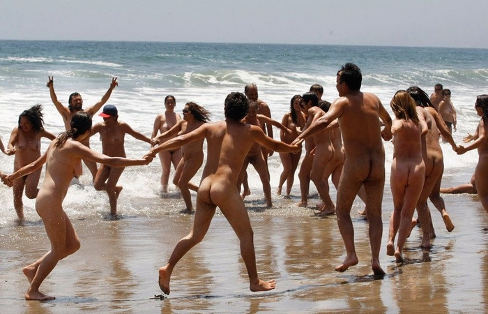 Strand nackt gruppe Junge Mädchen