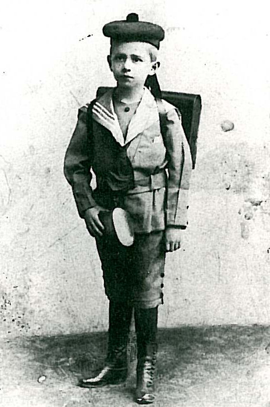 Kurt Tucholsky 1896 an seinem ersten Schultag